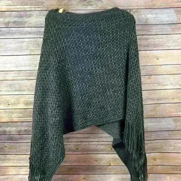Gray Knit Poncho with Fringe edges - Picture 4 of 6
